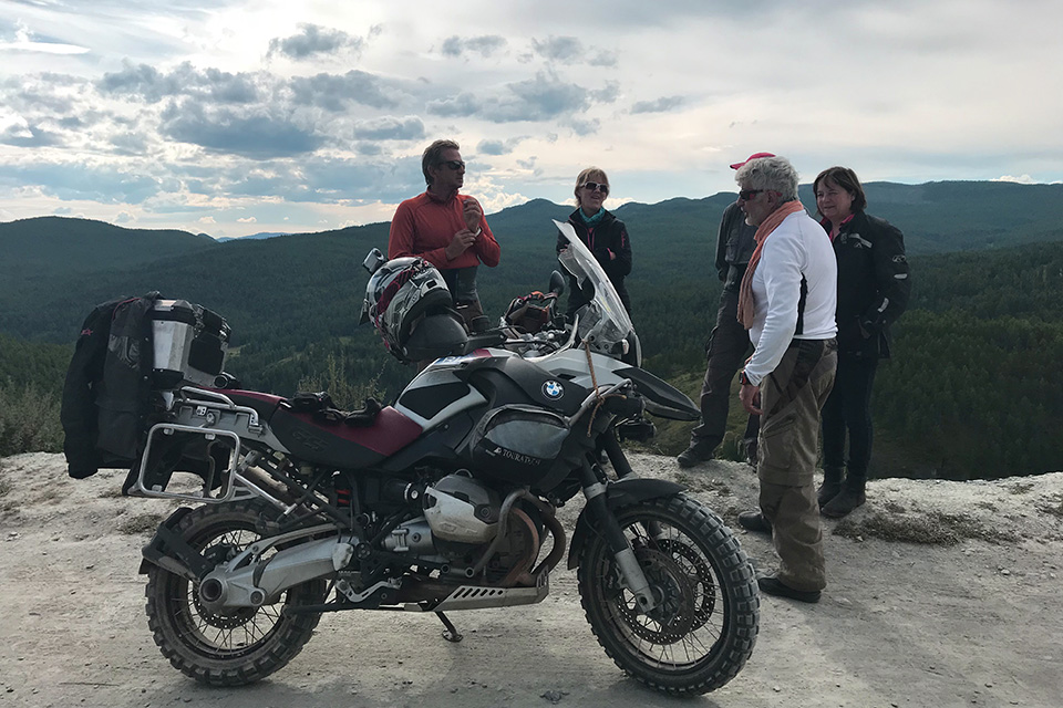 voyage-moto-altai-stop-for-a-view-ride-and-be